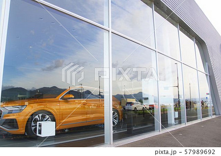 輸入車イメージ 輸入車のショールームの写真素材