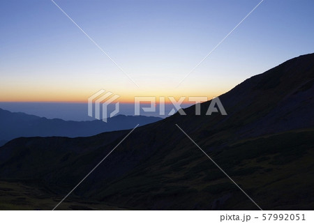 白馬岳頂上宿舎付近からの夕日（白馬連峰、長野県北安曇） 57992051
