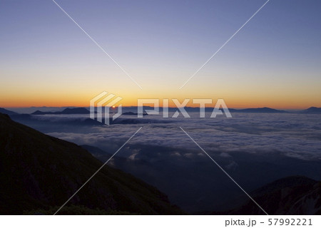 白馬岳頂上宿舎付近からの夜明け(白馬連峰、長野県北安曇) 白馬岳頂上宿舎付近からの夜明け(白馬連峰、長野県北安曇) 57992221