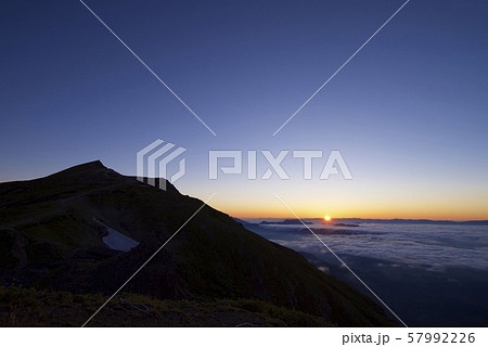 白馬岳頂上宿舎付近からの夜明け(白馬連峰、長野県北安曇) 白馬岳頂上宿舎付近からの夜明け(白馬連峰、長野県北安曇) 57992226