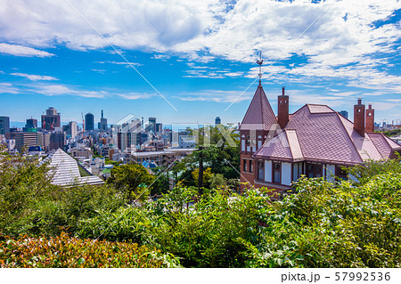 風見鶏の館と神戸の街並み 57992536