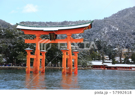 雪の宮島 57992618