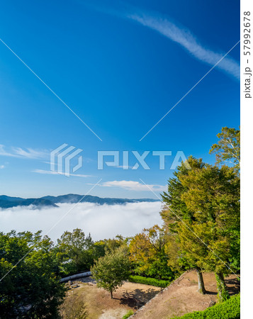 備中松山城から見る雲海 備中松山城から見る雲海 57992678