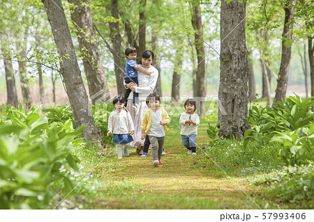 子どもたちと遊ぶ保育士 57993406