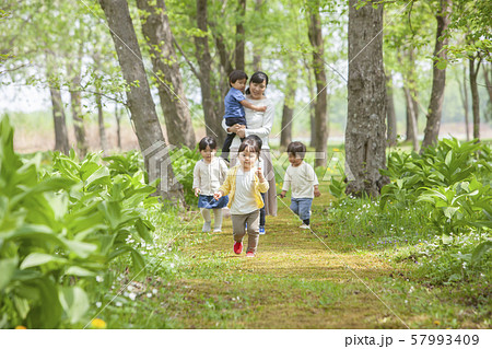 子どもたちと遊ぶ保育士 子どもたちと遊ぶ保育士 57993409