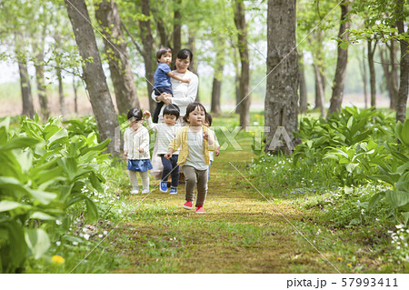 子どもたちと遊ぶ保育士 子どもたちと遊ぶ保育士 57993411