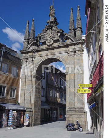ポルトガル　ブラガ　アルコ・ダ・ポルタ・ノヴァ　右から 57993614