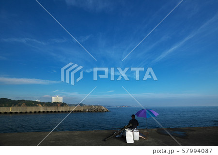 夏の波切漁港にて海釣りの人 夏の波切漁港にて海釣りの人 57994087