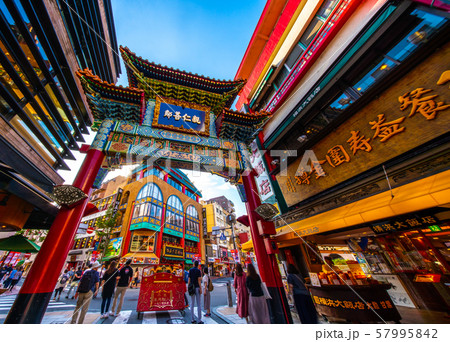 日本の横浜都市景観 横浜中華街などを望む 57995842