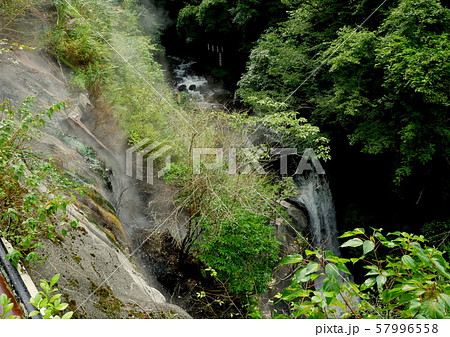 箱根の秘境　蛇骨渓谷　太閤の石風呂 57996558