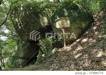 神籠石（鹿児島県日置市吹上町湯之浦）　しんごいし 57996775