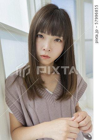 ストレート ミディアムヘアー 髪型 美容室の写真素材