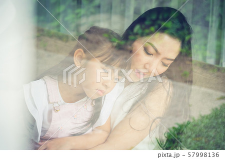 Happy single mom with her daughter. 57998136