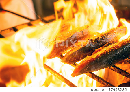 鰹の藁焼きタタキ 57998286