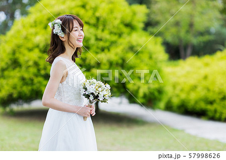 若い女性 花嫁 ガーデンウェディング ブライダルイメージの写真素材