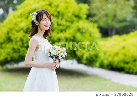 若い女性 花嫁 ガーデンウェディング ブライダルイメージの写真素材