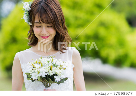 若い女性(花嫁、ガーデンウェディング、ブライダルイメージ 若い女性(花嫁、ガーデンウェディング、ブライダルイメージ 57998977