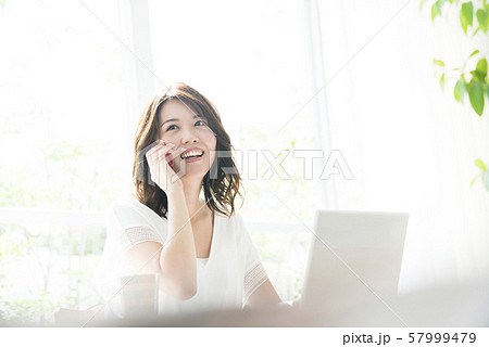 若い女性　スマホ　パソコン 57999479