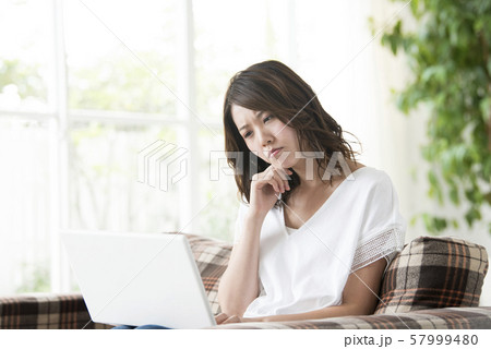 若い女性 パソコン 検索 若い女性 パソコン 検索 57999480