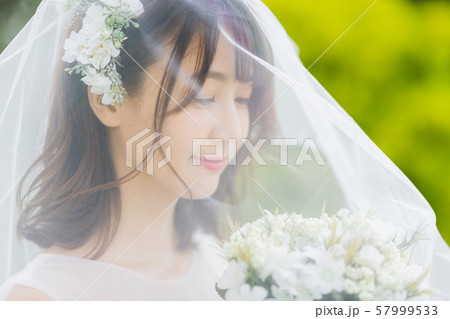 若い女性（花嫁、ガーデンウェディング、ブライダルイメージ 57999533