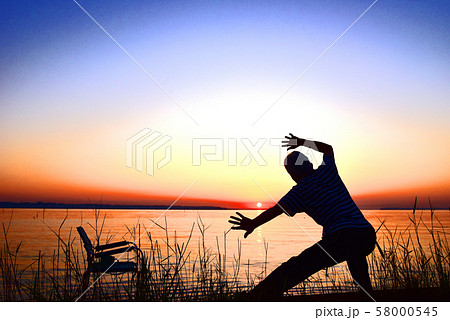 朝日を浴びてエクササイズ!! 58000545