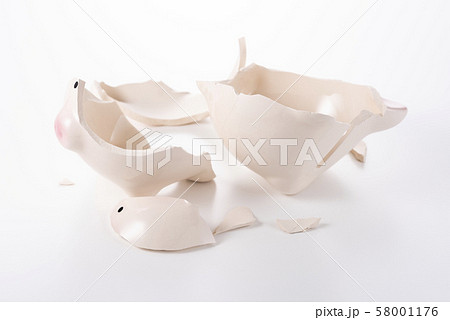 割れた貯金箱 58001176
