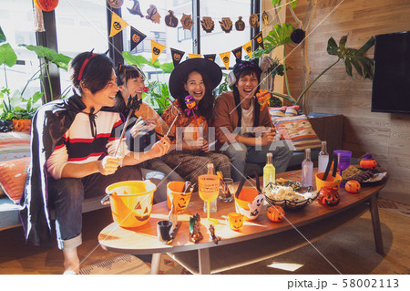 ハロウィンパーティーをする若者グループ ハロウィンパーティーをする若者グループ 58002113
