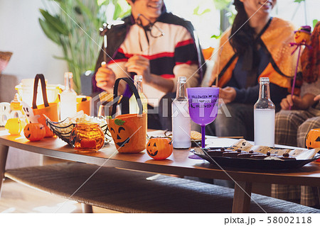 ハロウィンパーティーをする若者グループ ハロウィンパーティーをする若者グループ 58002118