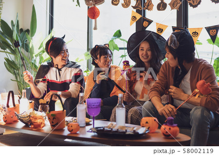 ハロウィンパーティーをする若者グループ ハロウィンパーティーをする若者グループ 58002119