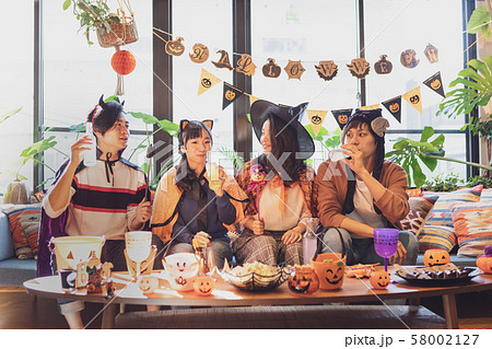 ハロウィンパーティーをする若者グループ 58002127