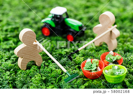 農家 農業 畑 耕す 作業 農家 農業 畑 耕す 作業 58002168