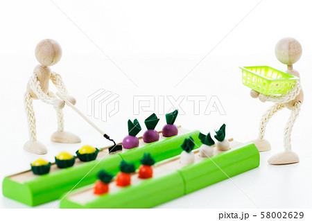 農家 農業 畑 耕す 作業 農家 農業 畑 耕す 作業 58002629