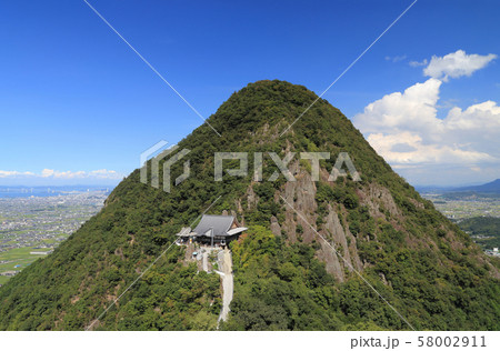 四国霊場第73番札所「出釈迦寺」奥の院 "聖地"「捨身ヶ嶽禅定」(我拝師山の左に遠く瀬戸大橋が見える 四国霊場第73番札所「出釈迦寺」奥の院 "聖地"「捨身ヶ嶽禅定」(我拝師山の左に遠く瀬戸大橋が見える 58002911