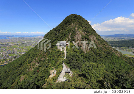 四国霊場第73番札所「出釈迦寺」奥の院 捨身ヶ嶽禅定(背景は讃岐平野、瀬戸内海、瀬戸大橋) 四国霊場第73番札所「出釈迦寺」奥の院 捨身ヶ嶽禅定(背景は讃岐平野、瀬戸内海、瀬戸大橋) 58002913
