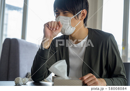風邪をひき咳込む男性 風邪をひき咳込む男性 58008084