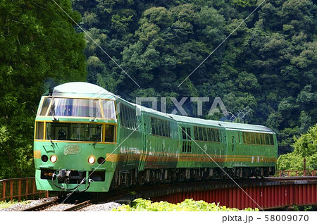 玖珠川にかかるカーブした鉄橋を渡るゆふいんの森3号・別府行き 玖珠川にかかるカーブした鉄橋を渡るゆふいんの森3号・別府行き 58009070
