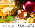クリスマスツリーとスパークリングワイン 58011878