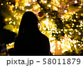 クリスマスツリーと女性 58011879