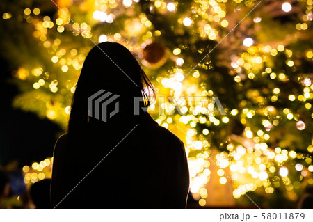 クリスマスツリーと女性 58011879