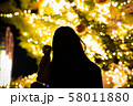 クリスマスツリーと女性 58011880