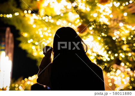 クリスマスツリーと女性 58011880