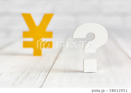 Question mark with yen sign on white wood tableの写真素材 [58012051] - PIXTA