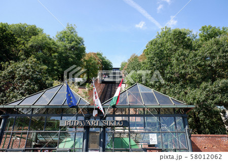 ブダペスト　王宮の丘へのケーブルカー乗り場 58012062