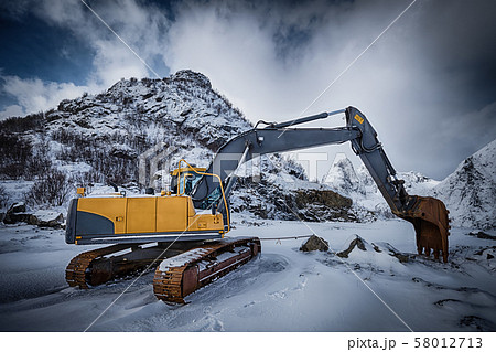 Old excavator in winter 58012713