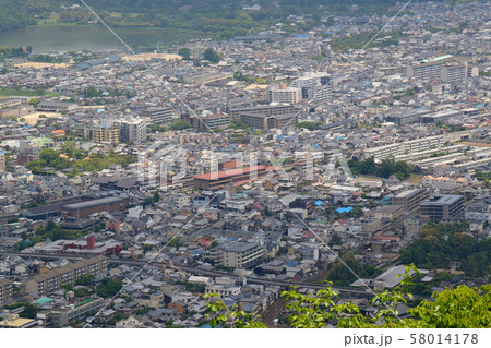 嵐山三山から JR西日本の嵯峨嵐山駅,トロッコ嵯峨駅,嵐電の嵯峨野駅,広沢池などを俯瞰 嵐山三山から JR西日本の嵯峨嵐山駅,トロッコ嵯峨駅,嵐電の嵯峨野駅,広沢池などを俯瞰 58014178