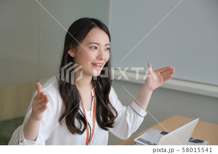 身振りを交えて話すビジネスウーマン 58015541