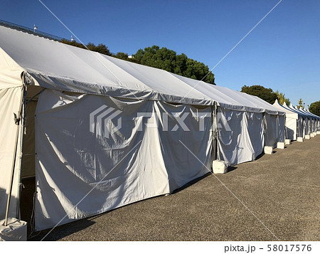 イベント用テント準備中 58017576