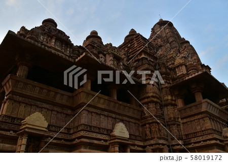 インドのカジュラーホー　世界遺産のカジュラーホー寺院　美しい彫刻の建築物 58019172