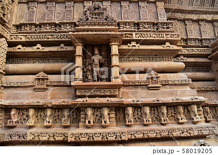 インドのカジュラーホー 世界遺産のカジュラーホー寺院 美しい彫刻の建築物 インドのカジュラーホー 世界遺産のカジュラーホー寺院 美しい彫刻の建築物 58019205