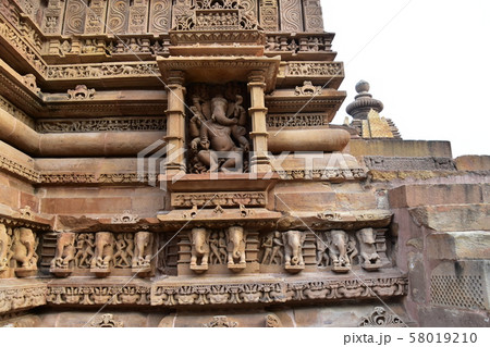インドのカジュラーホー　世界遺産のカジュラーホー寺院　美しい彫刻の建築物 58019210